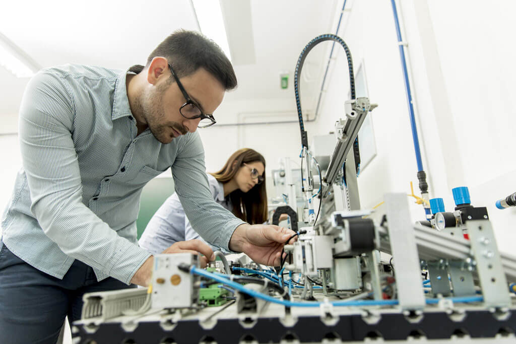 How This Florida Educator Prepares Students in the Classroom to Excel in Engineering Careers