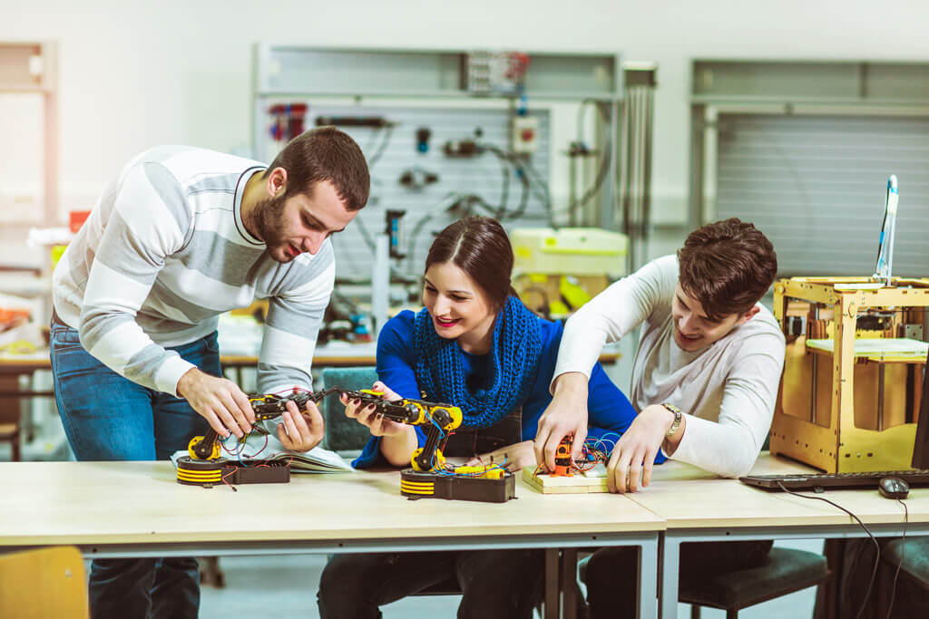 How This Florida Educator Prepares Students in the Classroom to Excel in Engineering Careers